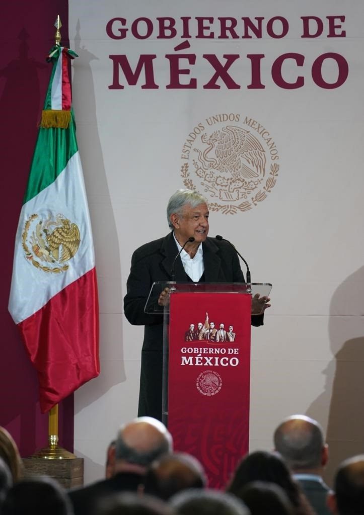 Manifestantes cortan el paso al coche de López Obrador tras un acto en Ciudad Juárez