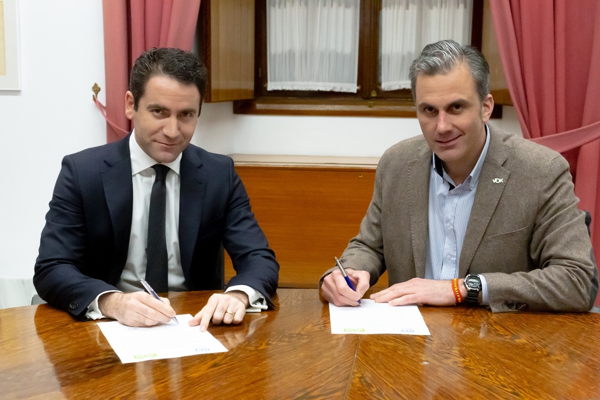 PP y Vox se reúnen este martes para avanzar en un acuerdo que lleve a la investidura de Juanma Moreno en Andalucía