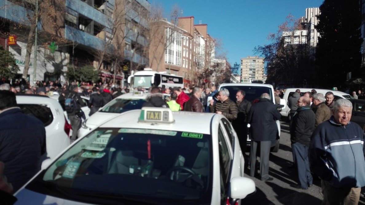 Los taxistas avisan de movilizaciones que «paren Madrid» si no se regulan las VTC