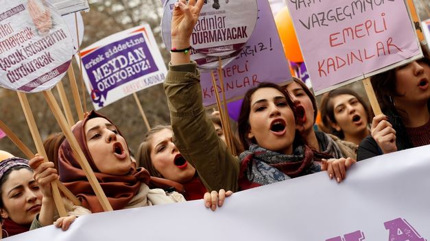 Feministas se concentran este martes ante el Parlamento andaluz coincidiendo con el debate de investidura de Moreno