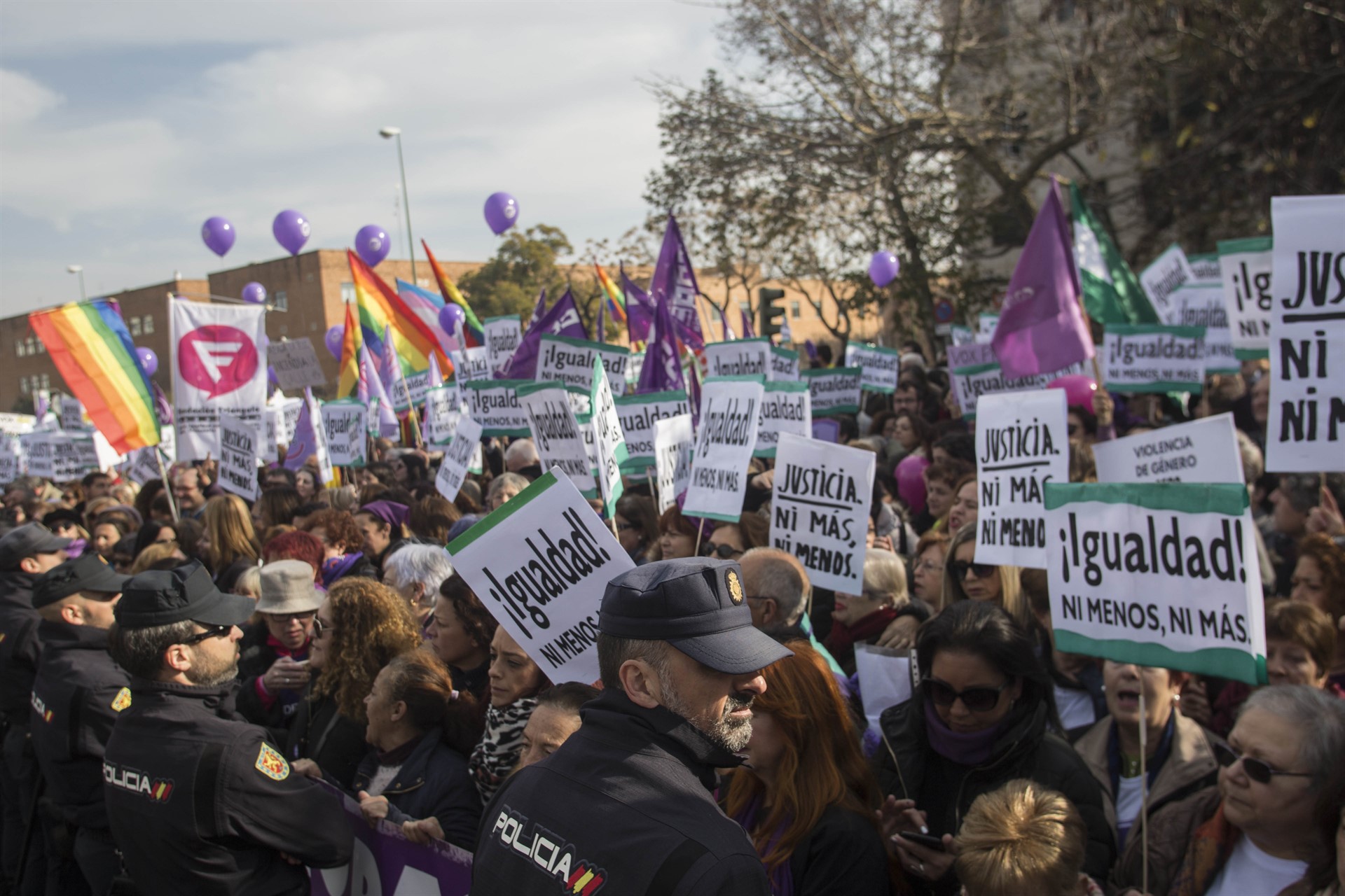 Miles de personas se concentran ante el Parlamento andaluz con gritos de «fuera fascistas