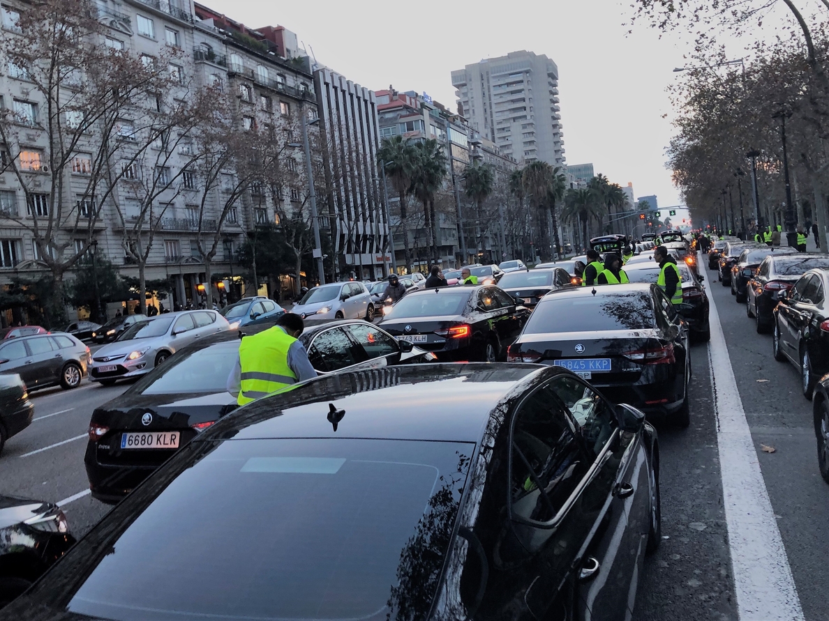 Conductores de VTC se concentran en la Diagonal de Barcelona por la reunión entre Generalitat y taxistas