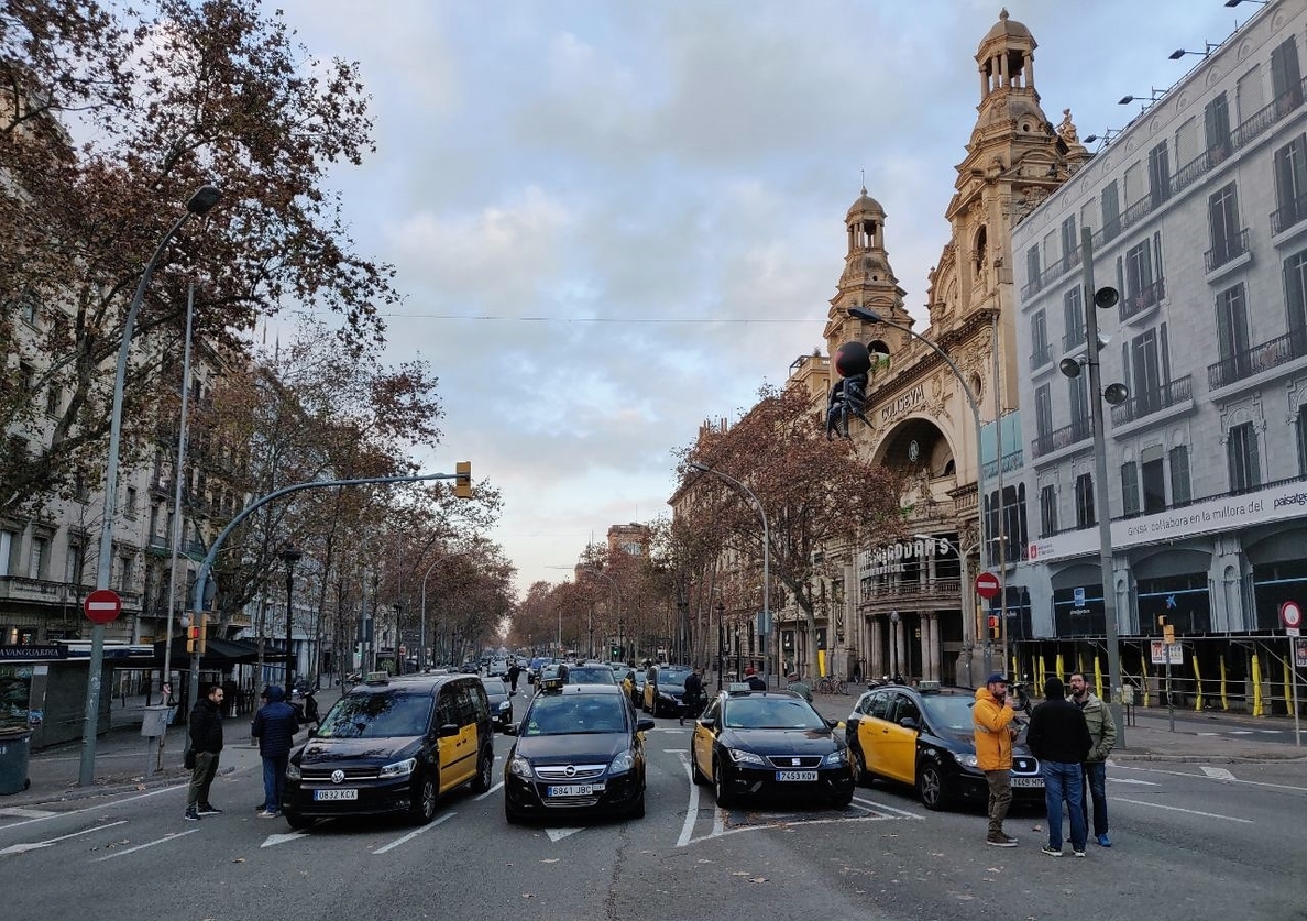 Los taxistas de Barcelona mantienen el paro y el bloqueo de la Gran Via toda la noche