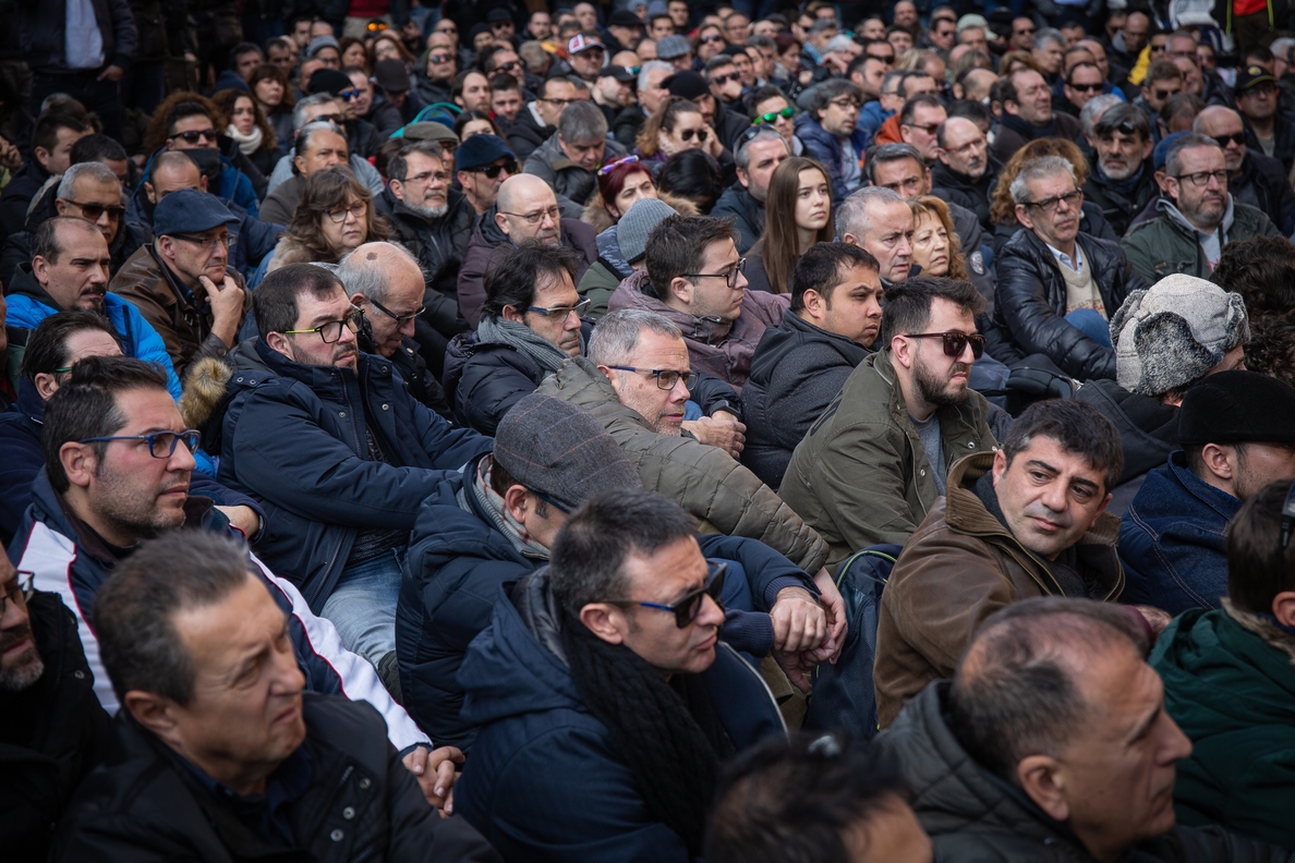 Los taxistas en huelga se reunirán con «altos cargos» de la Generalitat y el AMB esta tarde