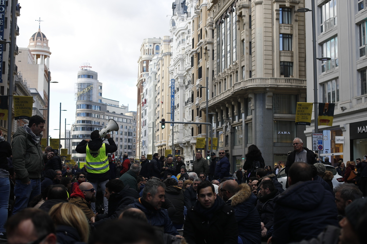 Rivera, insultado por taxistas en la estación de Atocha (Madrid), les avisa de que su «agresividad» les perjudica