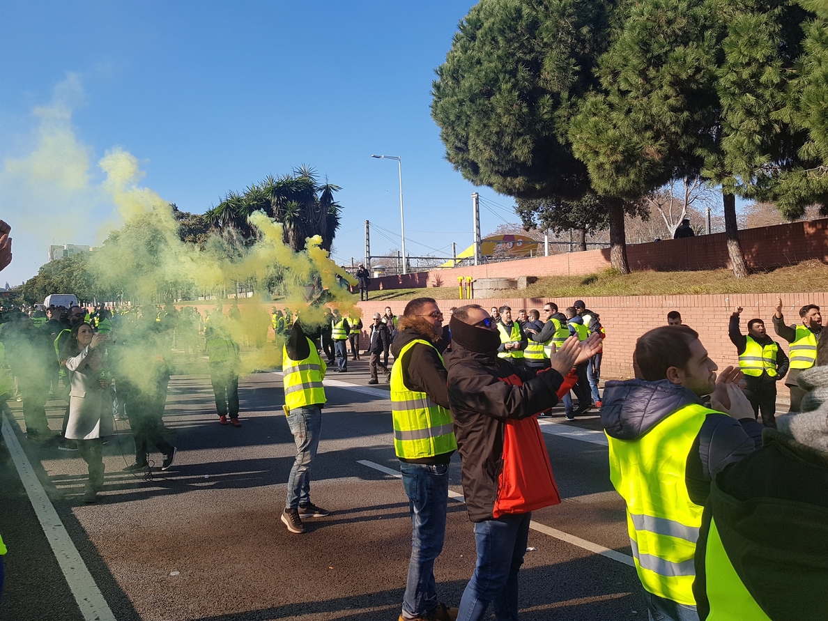 Los taxistas de Barcelona entran en el puerto tras rebasar un cordón de la Guardia Civil