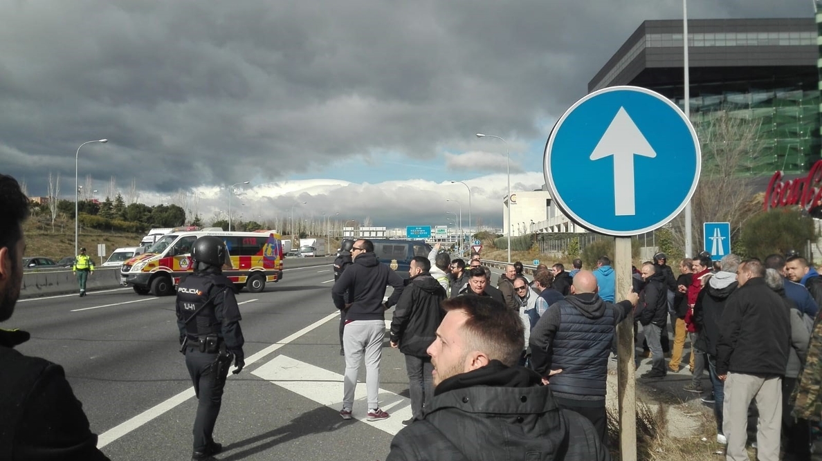 Un centenar de taxistas de Madrid accede a la M-40 y vuelven a cortar la vía sentido A-1