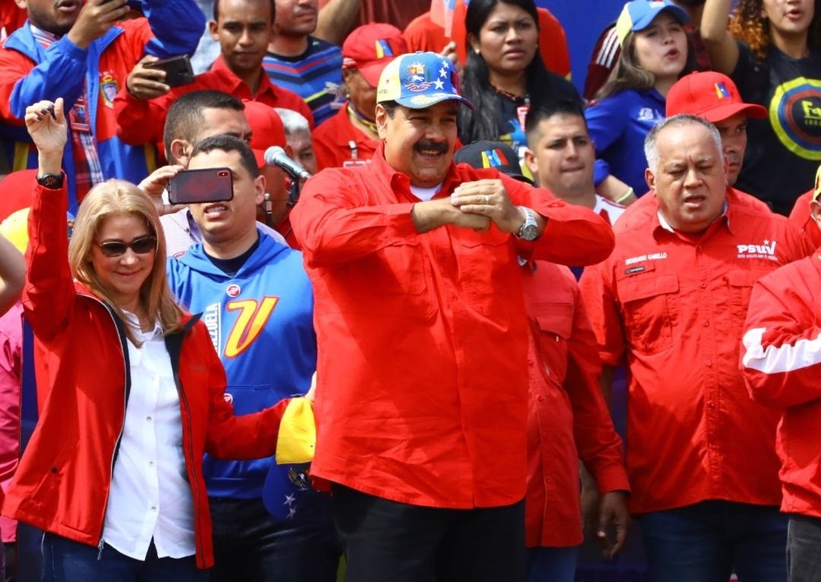 Maduro anuncia una consulta nacional para proponer el adelanto de las legislativas a este año