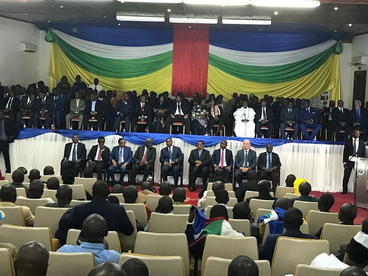 El presidente de RCA y representantes de 14 grupos armados firman en Bangui el acuerdo de paz