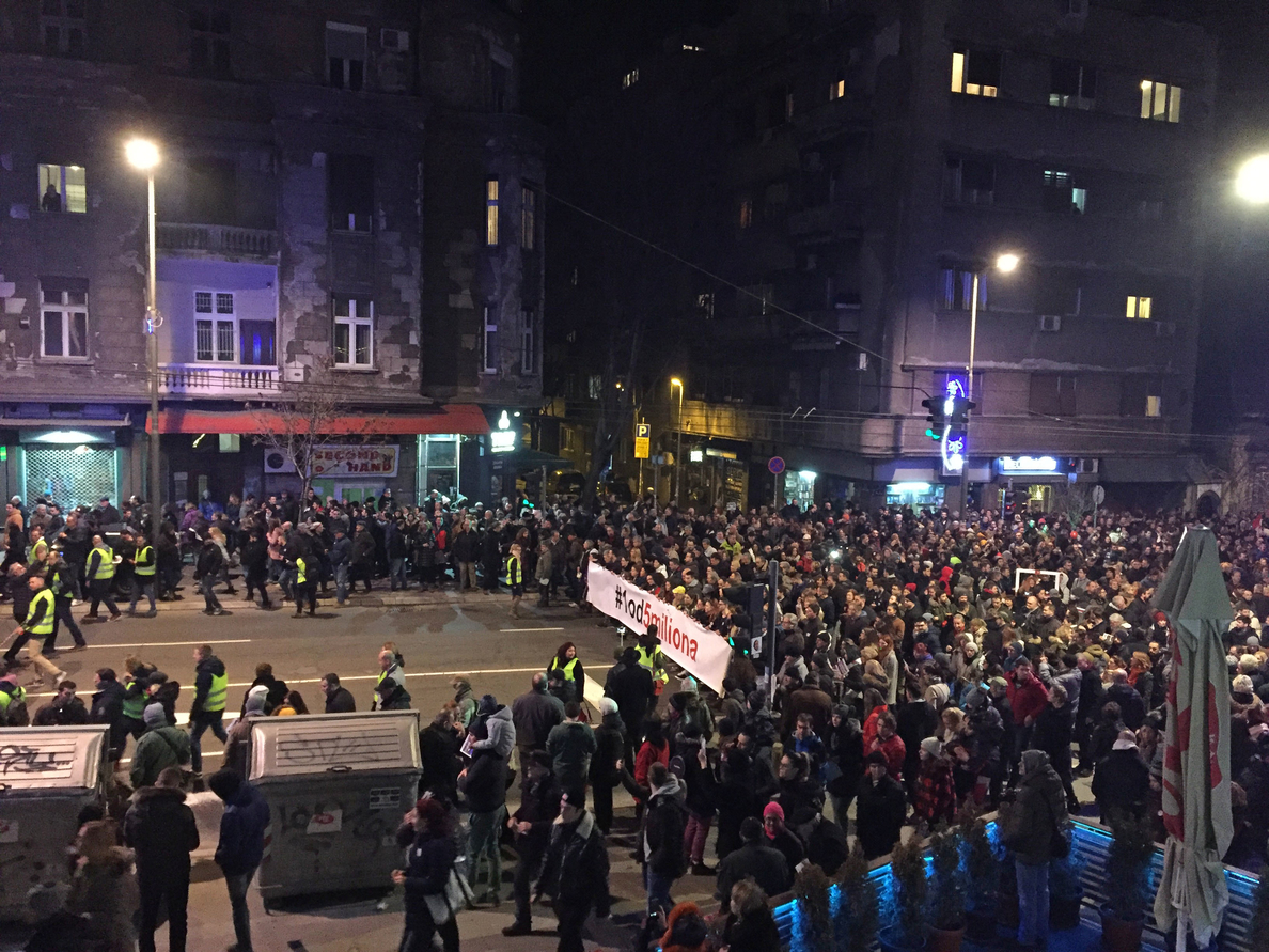 La oposición serbia boicotea el Parlamento y pide que se cumplan las exigencias de los manifestantes