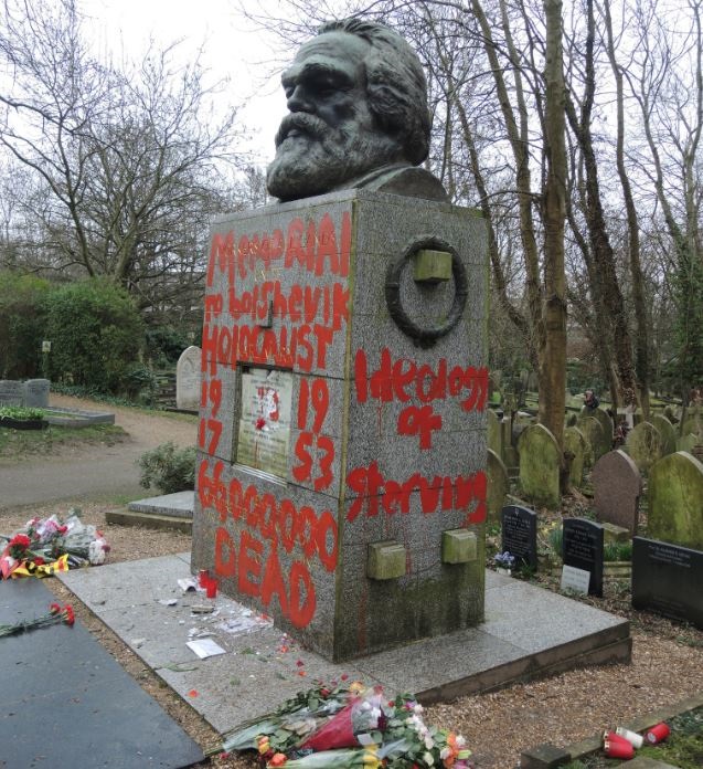Denuncian el «holocausto bolchevique» con pintadas sobre la tumba de Karl Marx en Londres