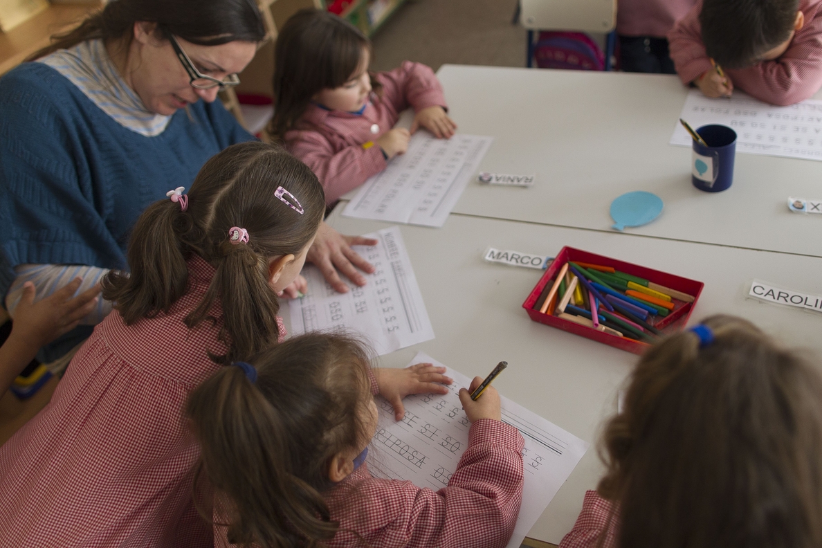 UGT reclama una jornada lectiva máxima de 20 horas semanales para los docentes de toda España