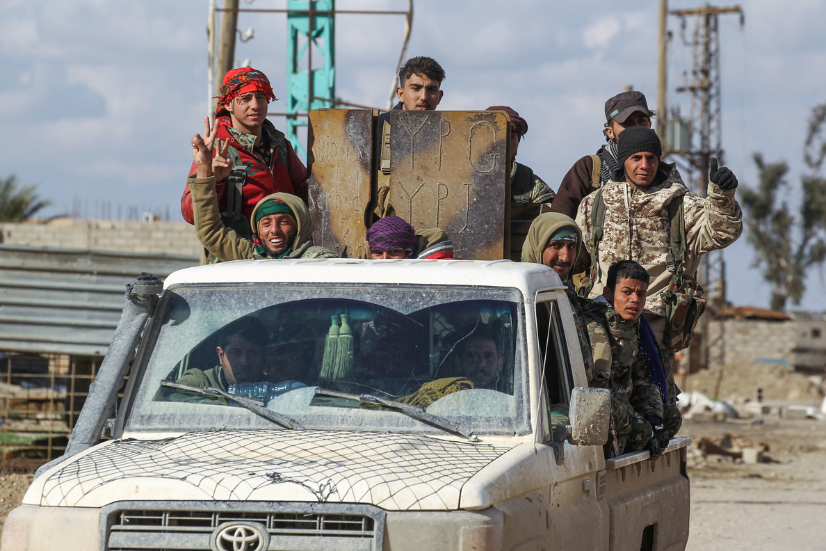 Cerca de 2.000 personas, entre ellas 150 yihadistas, abandonan el último enclave del grupo en Siria