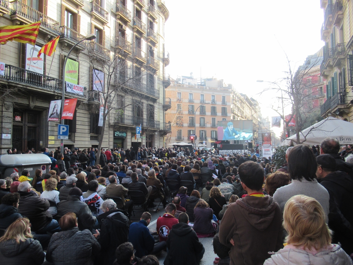 Medio millar de personas sigue ante la sede de Òmnium en Barcelona la declaración de Sànchez en el TS