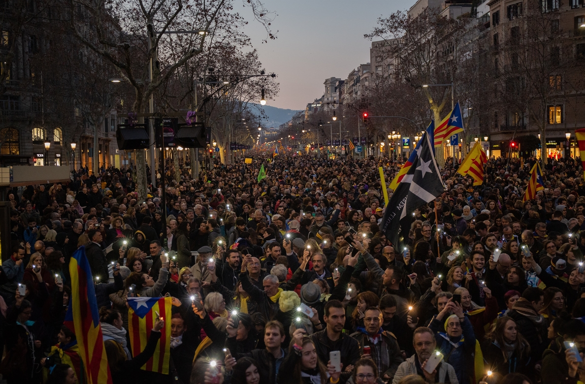Miles de personas se manifiestan en Barcelona contra el juicio del »procés»