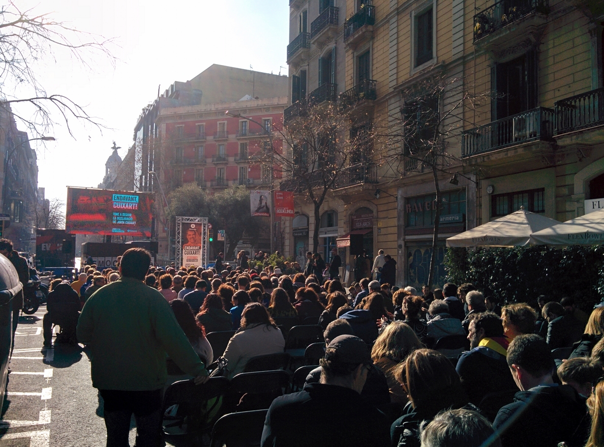 Òmnium corta la calle Diputació de Barcelona para seguir la declaración de Cuixart
