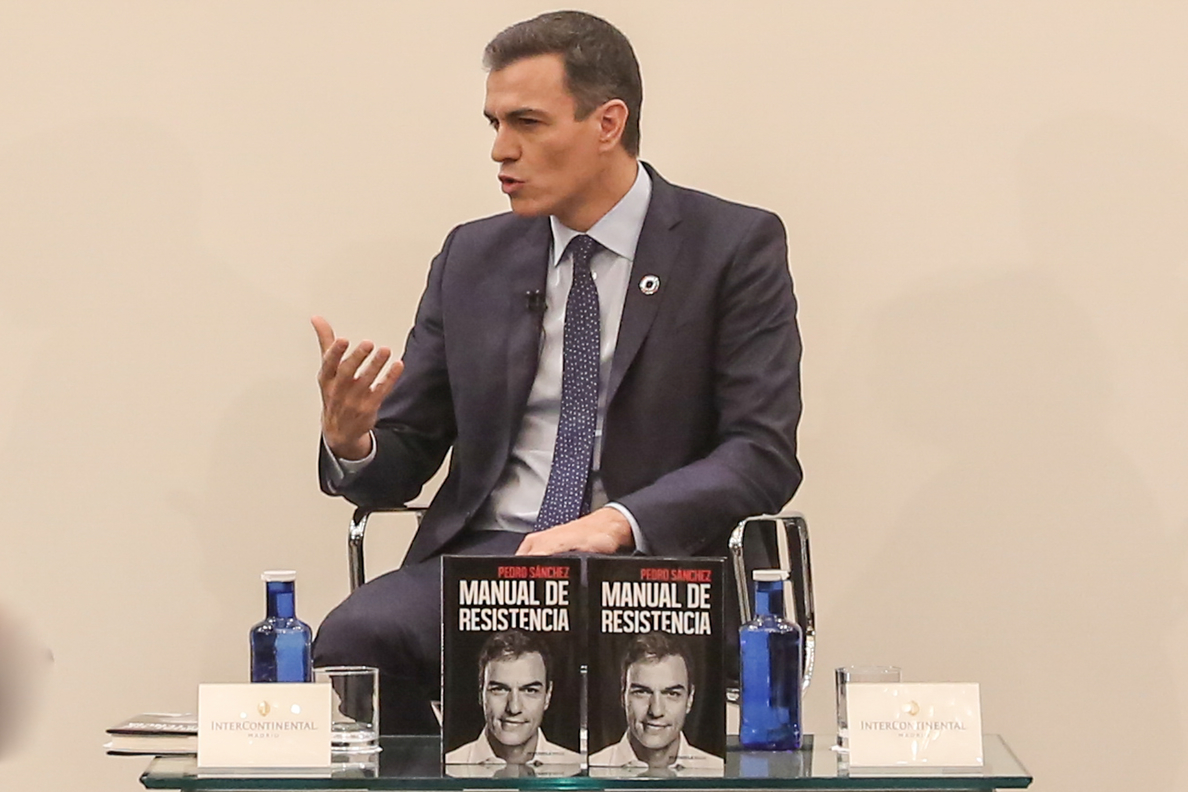 Pedro Sánchez anuncia que donará a los »sin techo» los ingresos por su libro »Manuel de Resistencia»