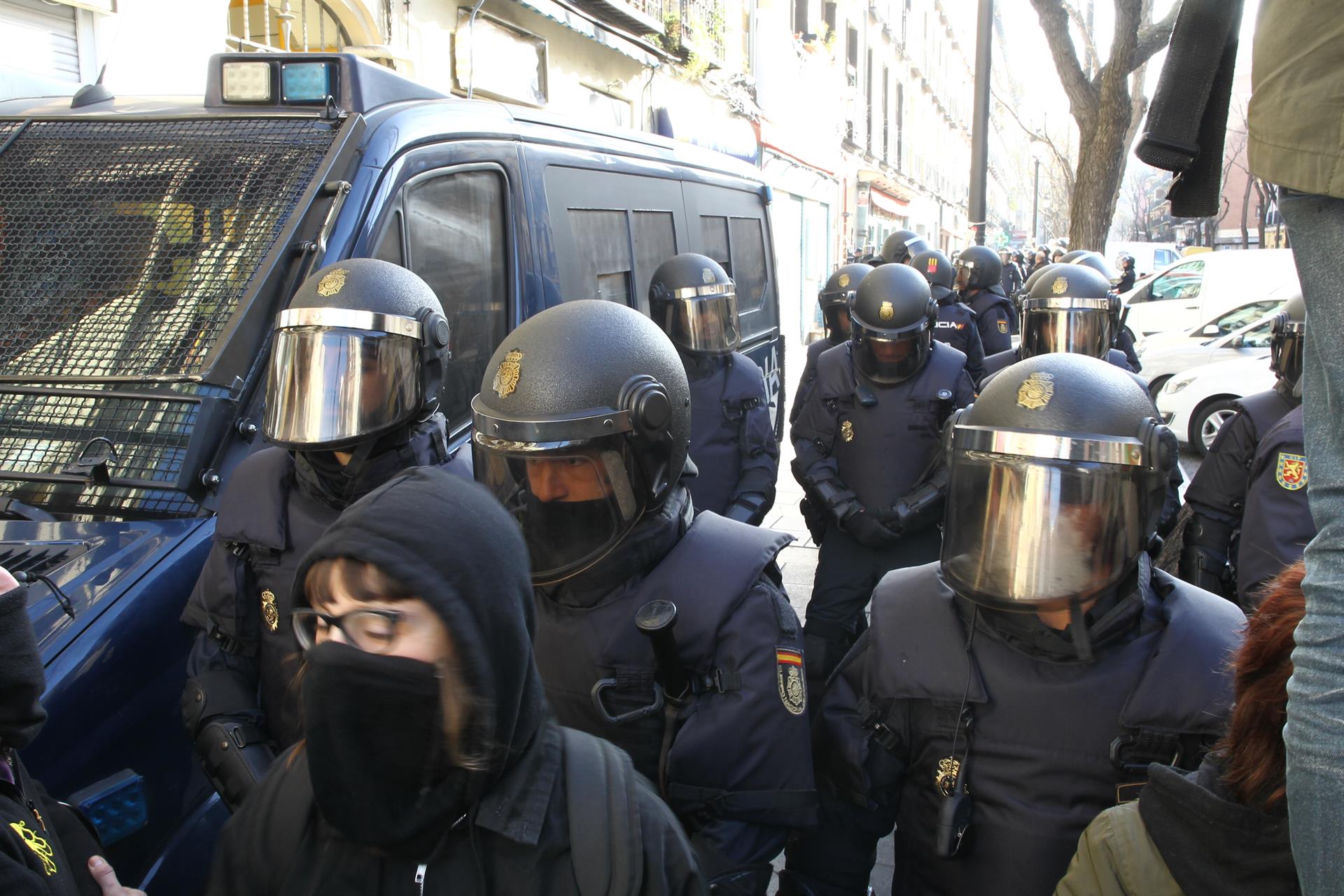 Tensión entre activistas y Policía en el intento de paralizar cuatro desahucios en un edificio de Madrid