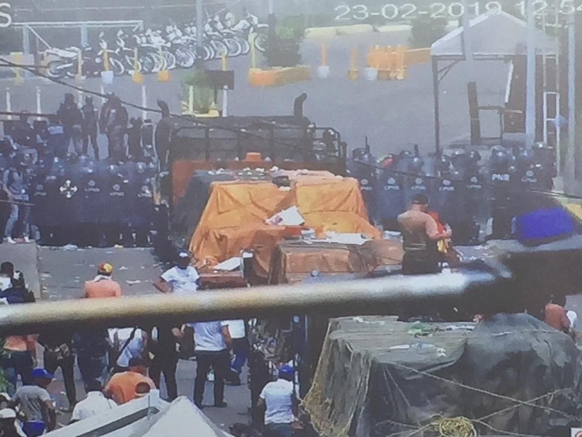 Fuerzas venezolanas impiden el paso del primer camión con ayuda humanitaria enviado desde Colombia