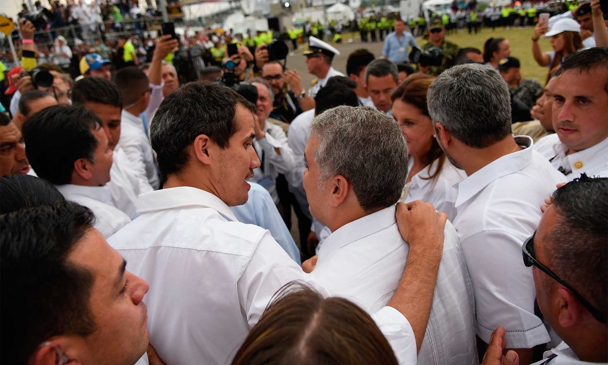El presidente colombiano llama a los venezolanos a movilizarse para forzar la entrada de ayuda