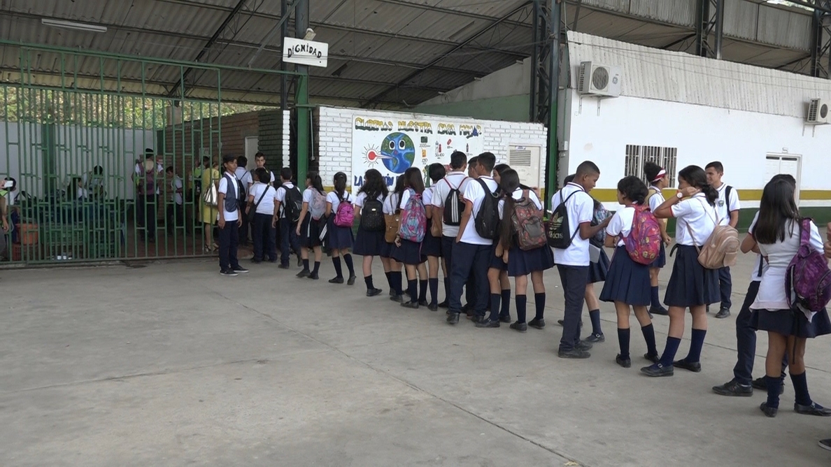 Cientos de niños venezolanos cruzan cada día la frontera para estudiar en Colombia