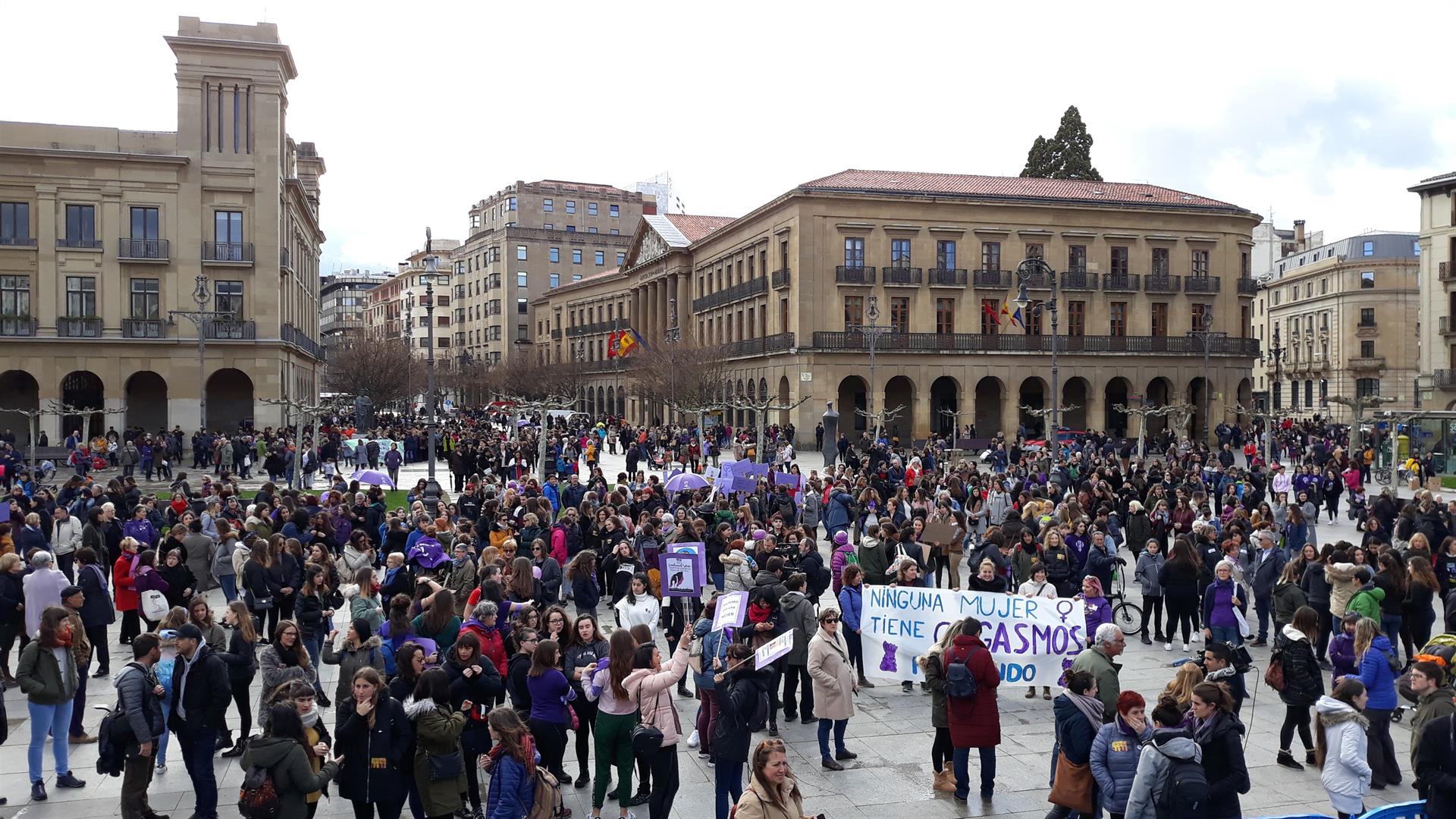 Miles de mujeres se concentran en Pamplona en apoyo a la movilización feminista