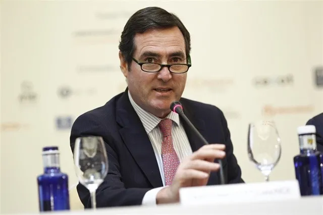 La patronal da luz verde a la subida de salarios hasta 2025
