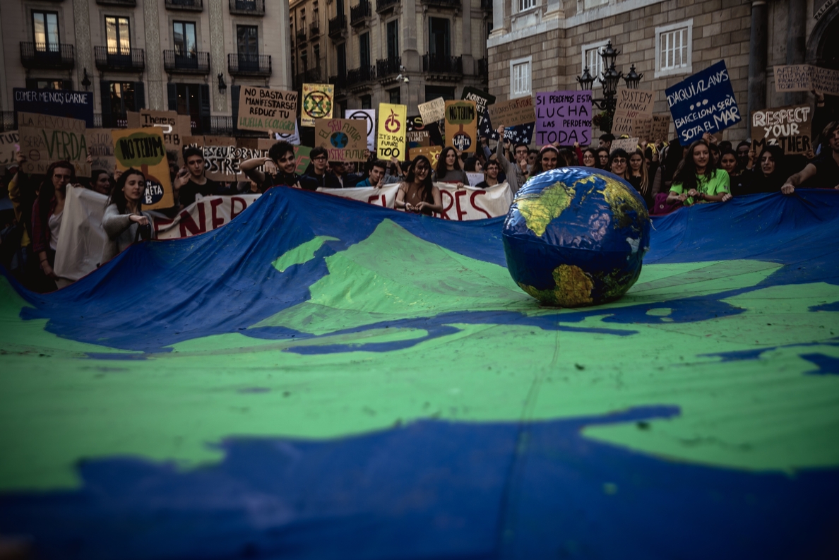 Miles de jóvenes piden en Madrid medidas urgentes contra el cambio climático: «Sin planeta no hay futuro»