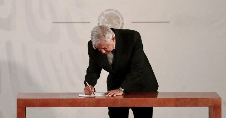 López Obrador se compromete por escrito a no buscar la reelección en 2024