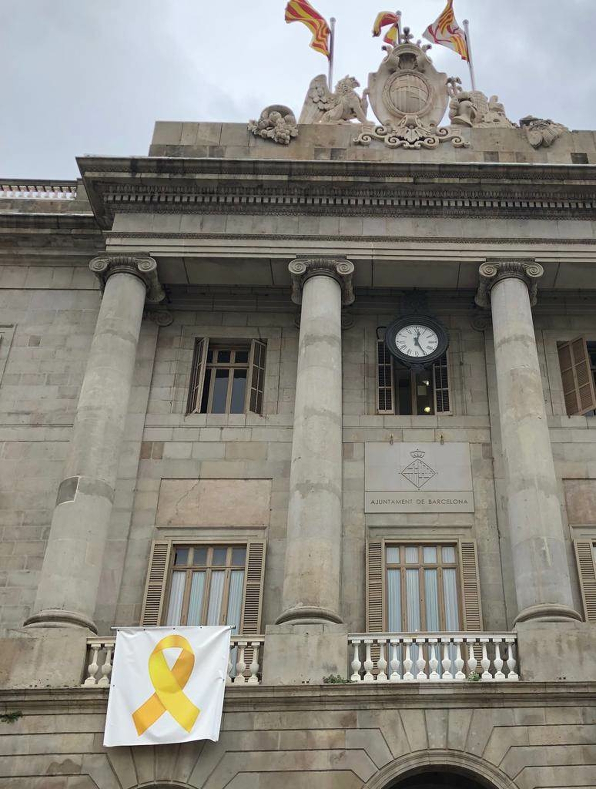 Ayuntamiento Barcelona aprueba volver a poner el lazo pero el Gobierno de Colau lo descarta