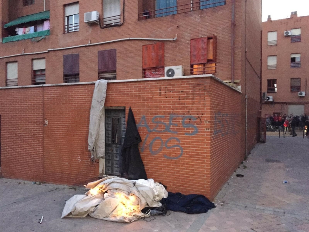 Disturbios en Vallecas (Madrid) con fuego y lanzamiento de objetos frente a la casa del presunto asesino de un vecino
