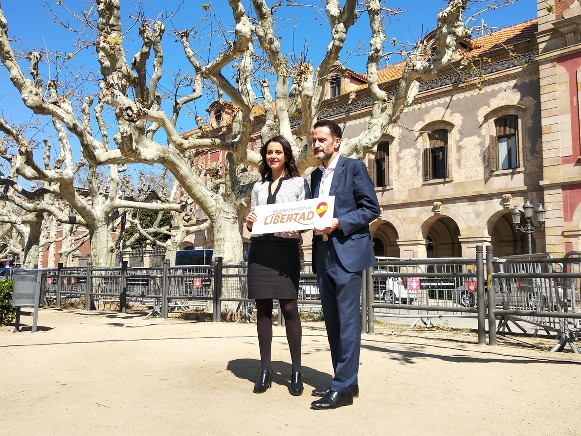 Arrimadas considera «un insulto a la inteligencia» la nueva pancarta en la Generalitat