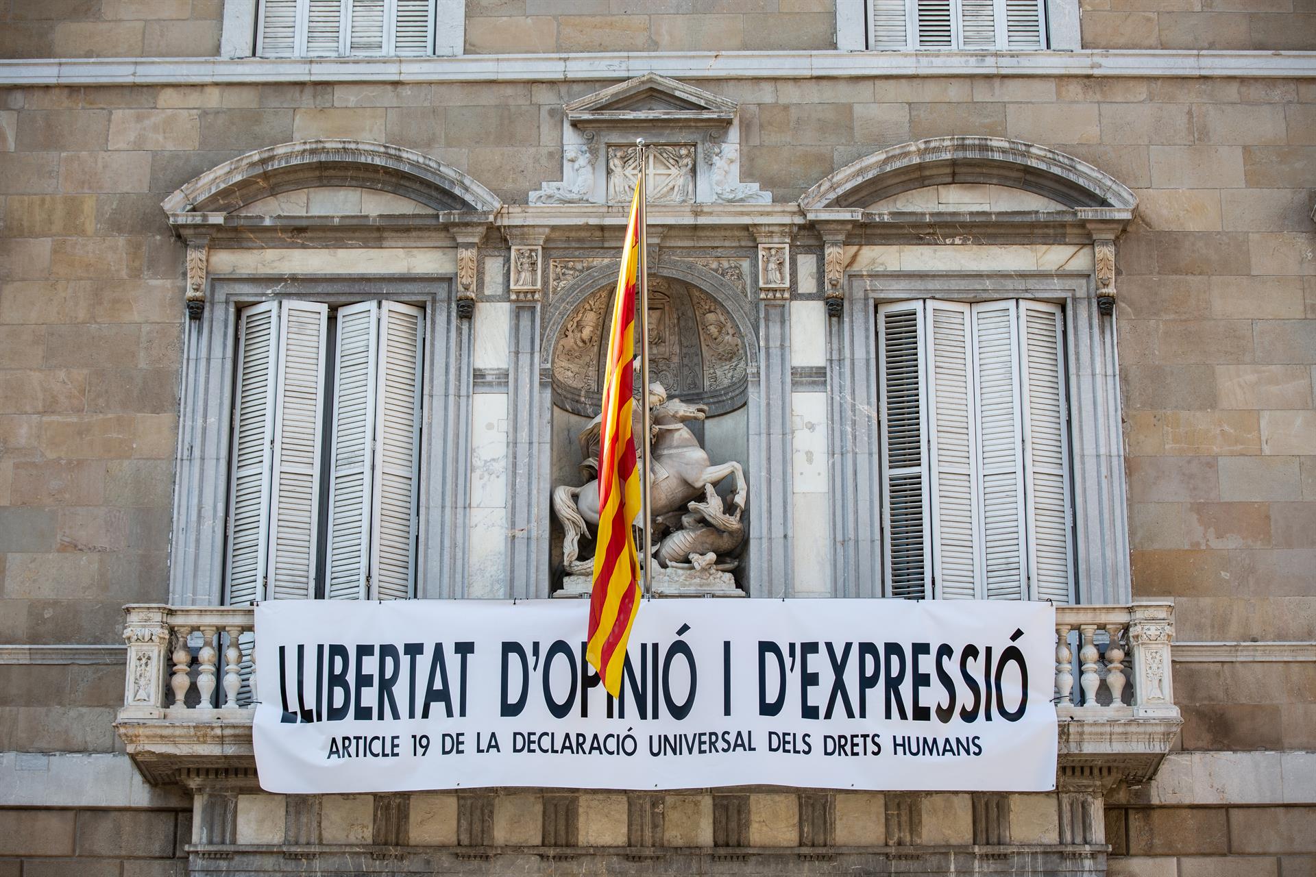 Torra cuelga otra pancarta en la fachada de la Generalitat por la «libertad de opinión y expresión»