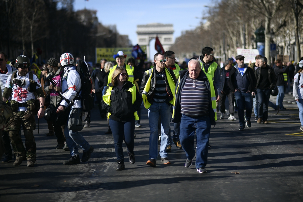 La Policía de París prohíbe a los »chalecos amarillos» manifestarse en los Campos Elíseos