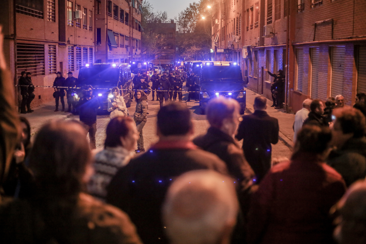 Vecinos suspenden las concentraciones para mediar la salida de la familia del presunto asesino de Vallecas (Madrid)