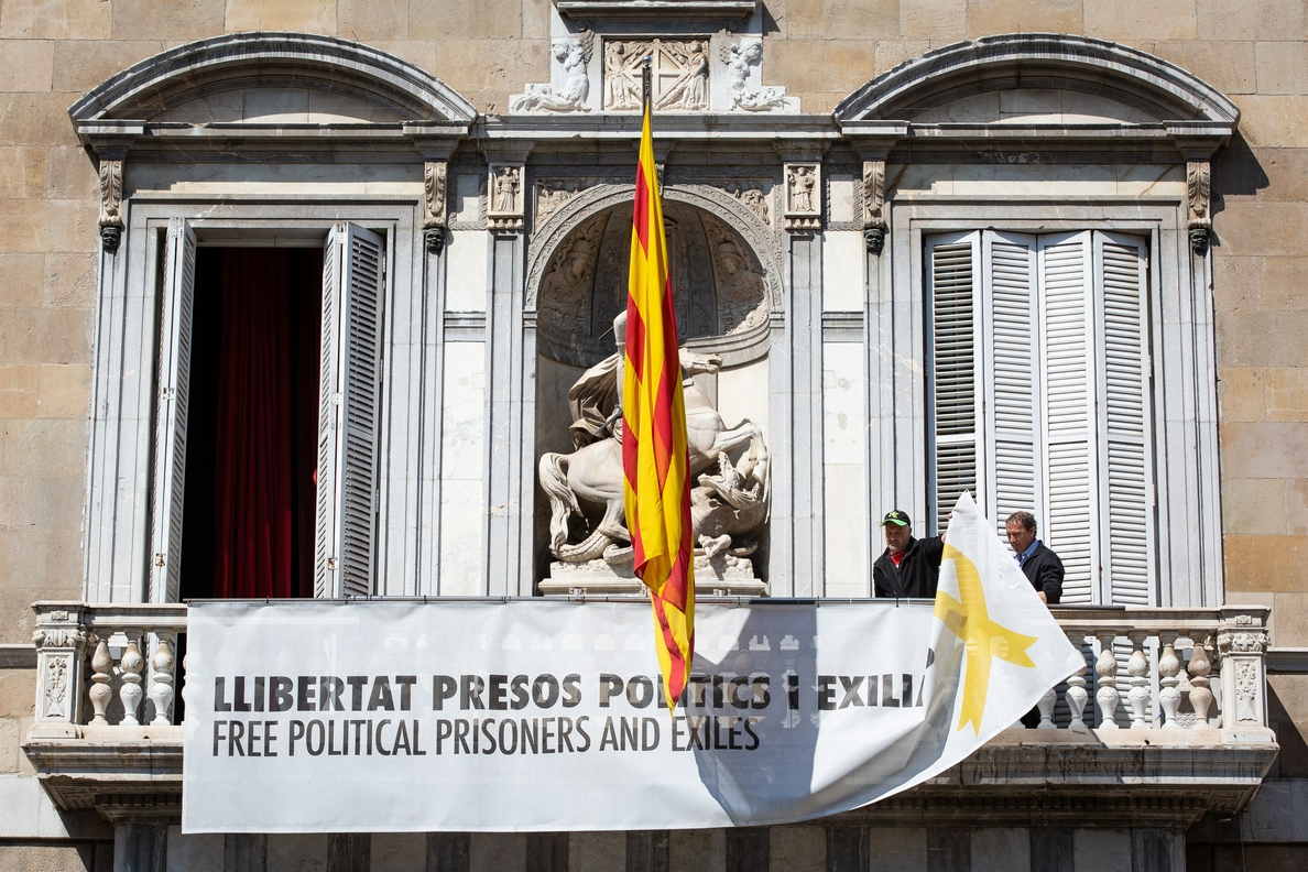 Puigdemont apoya a Torra por la querella ante el «paisaje de devastación democrática»