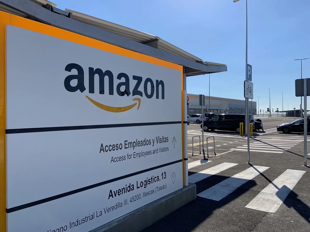 Arabia Saudí: Amazon reembolsa comisiones ilegítimas trabajadores tras un informe de AI que señaló abusos
