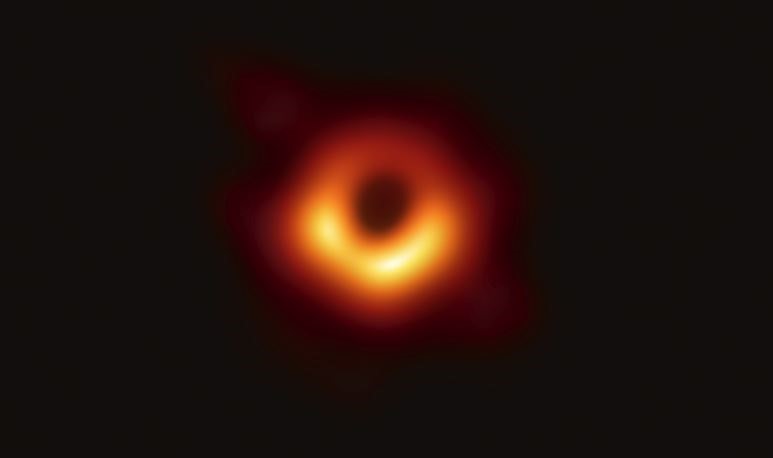 La primera imagen de un agujero negro se ajusta sorprendentemente a la teoría
