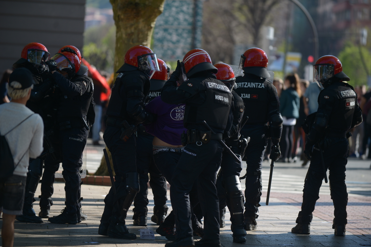 Contusionados tres ertzainas en los incidentes de Bilbao en los que resultó herida también una chica