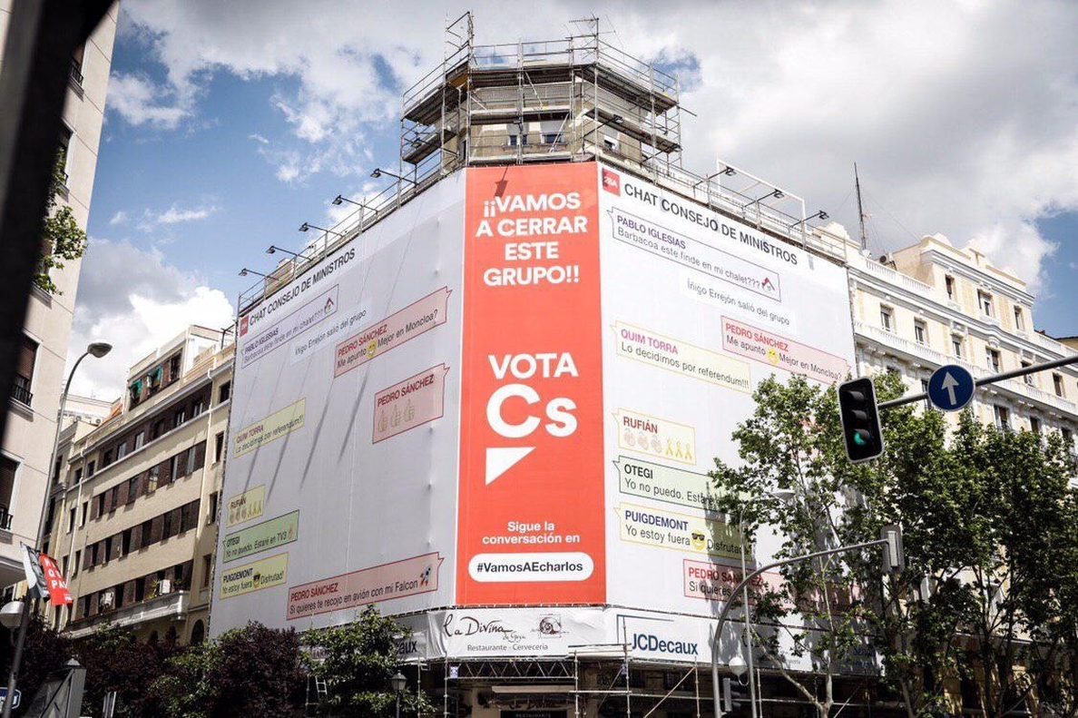 Un cartel electoral de Ciudadanos en Madrid promete «cerrar el grupo de WhatsApp» de Sánchez con Iglesias y Torra