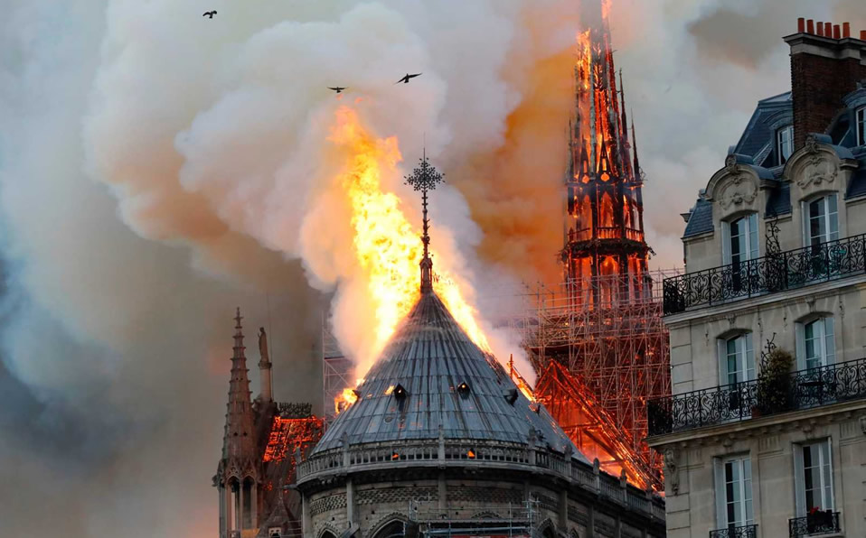 Un grave incendio consume la catedral de Notre Dame de París