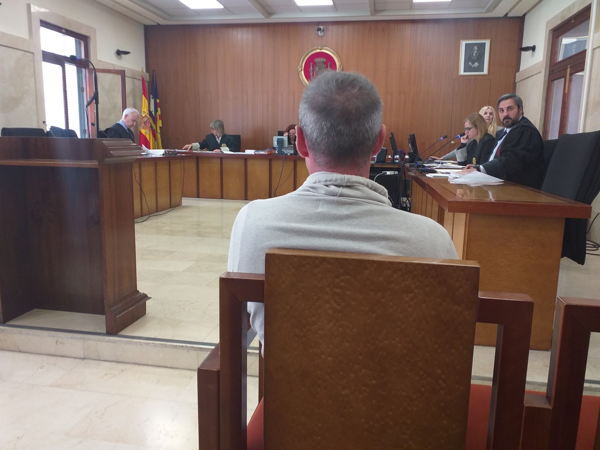 El hombre acusado de abusar sexualmente de una menor con discapacidad en Palma dice que sólo le tocó el hombro