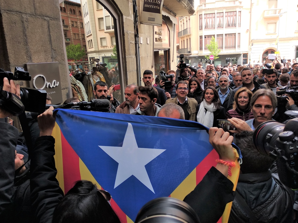 Arrimadas es increpada en Vic (Barcelona) y reivindica a Cs como garantía de «libertad»