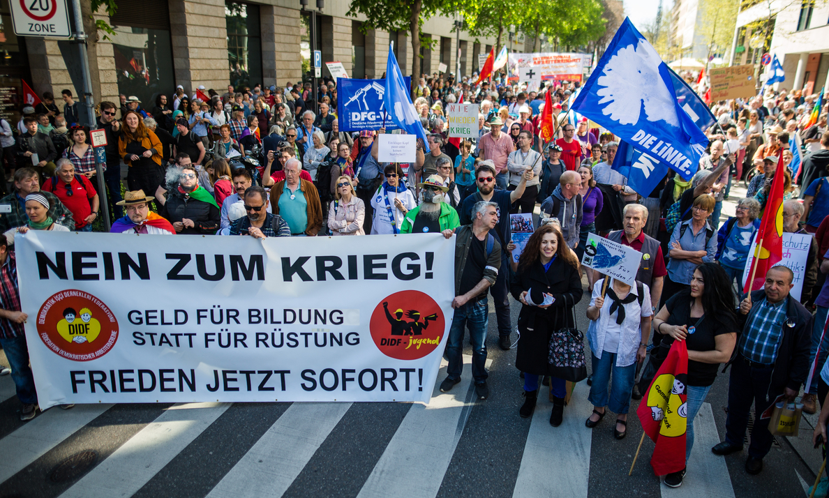 Miles de pacifistas marchan en toda Alemania por la paz, el desarme y contra las armas nucleares