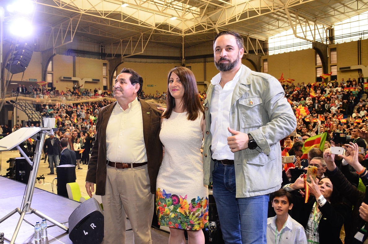 Abascal tiende la mano a los votantes socialistas desencantados para ahuyentar a Pedro Sánchez de La Moncloa