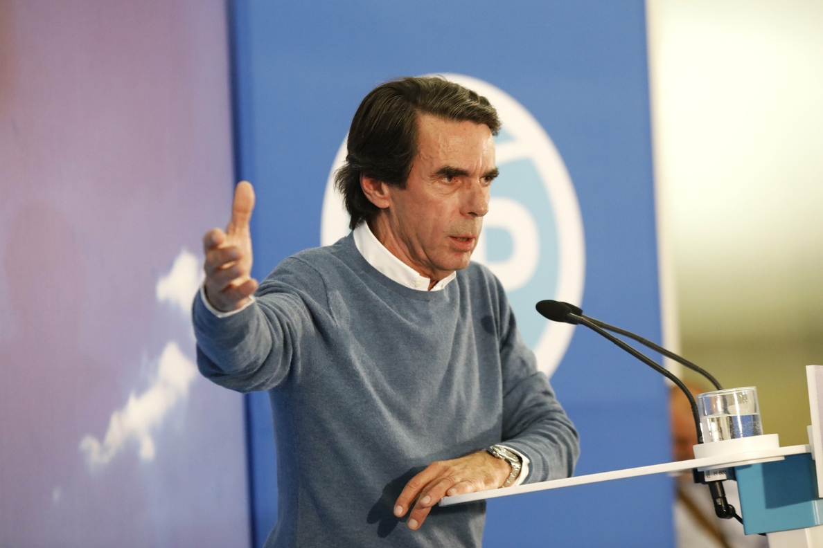 Aznar llama al voto útil: «Ahora tenemos que resolver, tenemos el futuro de España delante de nosotros»