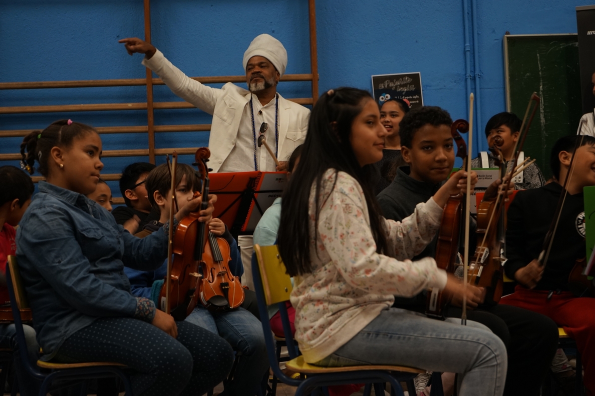 Carlinhos Brown reivindica el poder de «cohesión» de la música bailando en un multirracial colegio madrileño