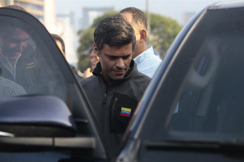 El abogado de Leopoldo López estuvo a punto de ser detenido en Venezuela pero logró salir del país, según su bufete