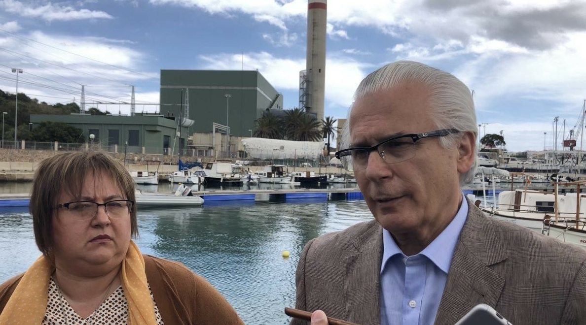Garzón destaca el compromiso de Actúa con las renovables y con la mejora de la calidad del agua en Menorca