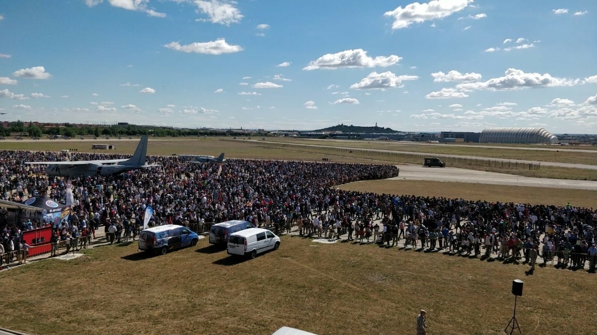 Unas 100.000 personas asisten en la Base Aérea de Getafe a un festival con exhibiciones acrobáticas